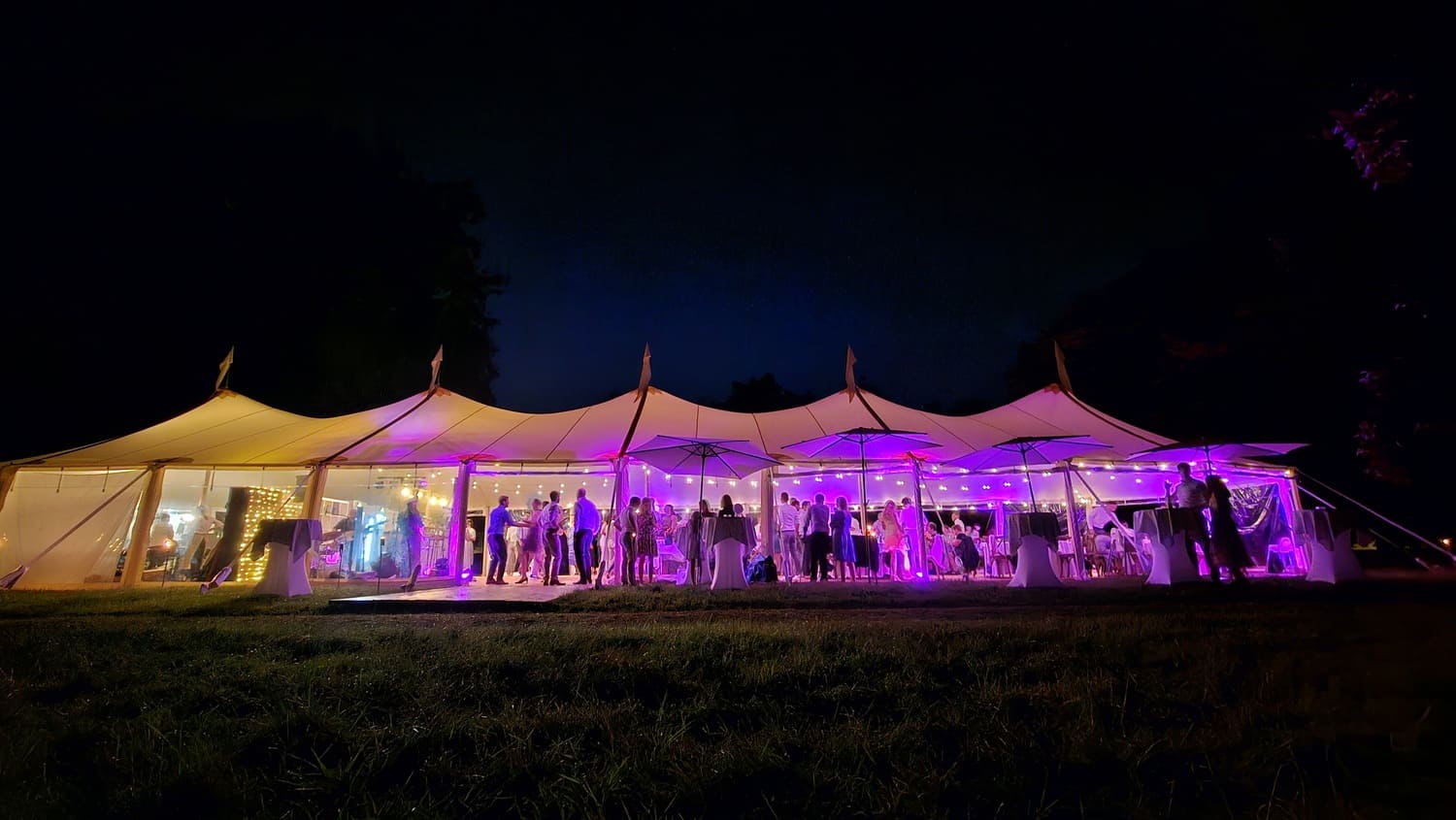 Hochzeitszelt nachts Schloss Weissenstein