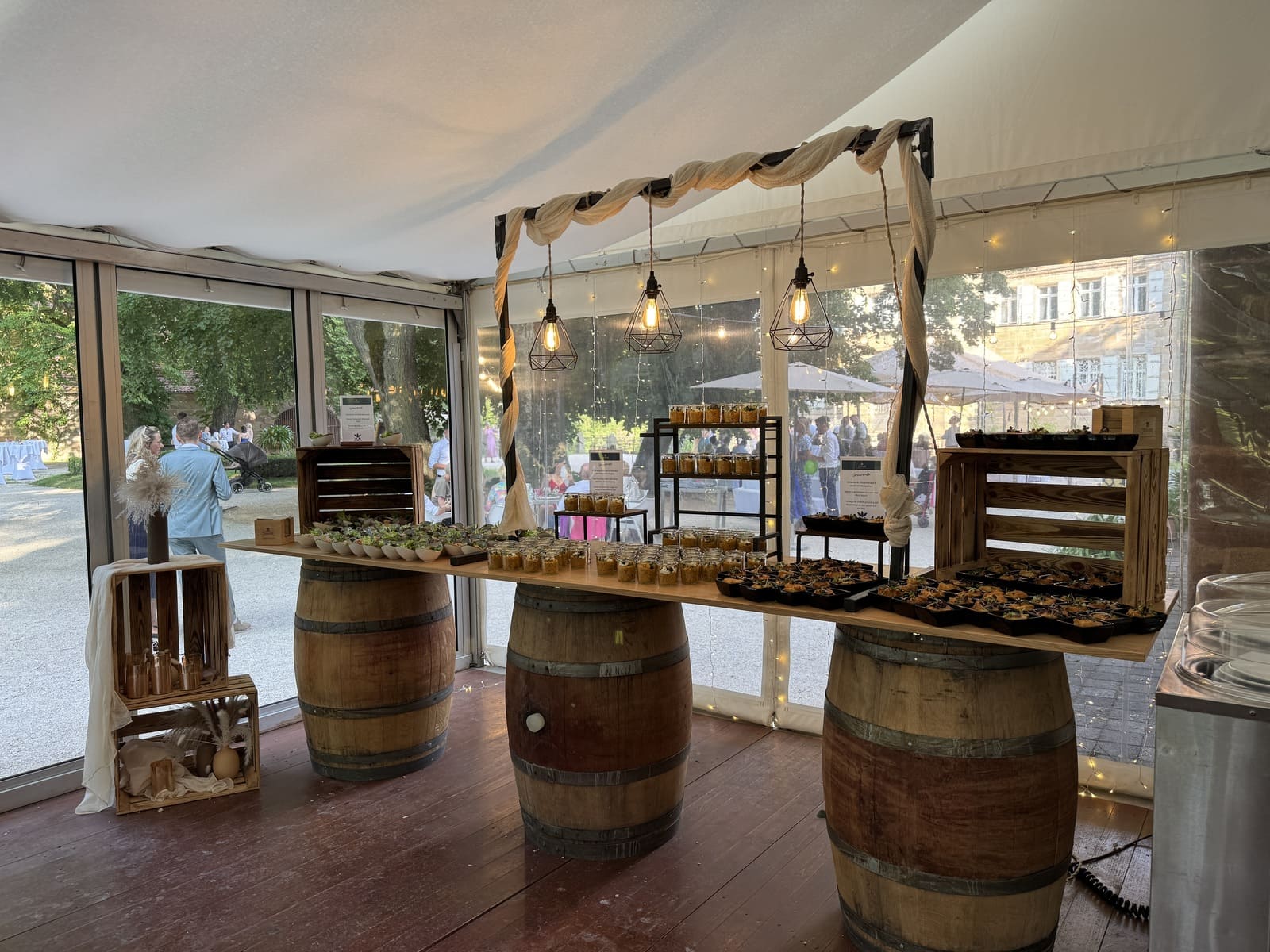 Buffet im Schloss Dürrenmungenau rustikales Buffet aufgebaut mit Weinfässern