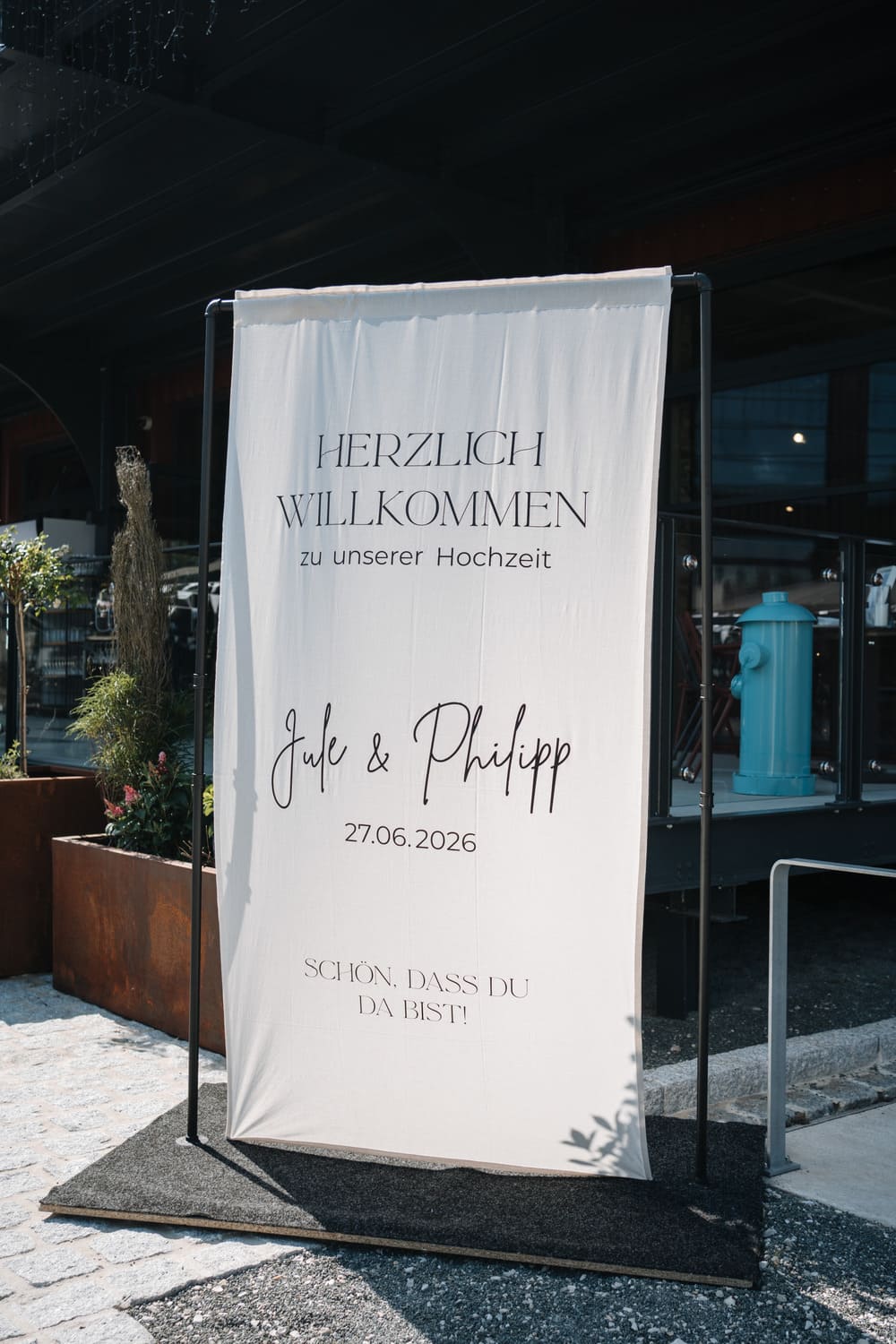 Hochzeits-Willkommensschild im Außenbereich von Silberhorn Classics