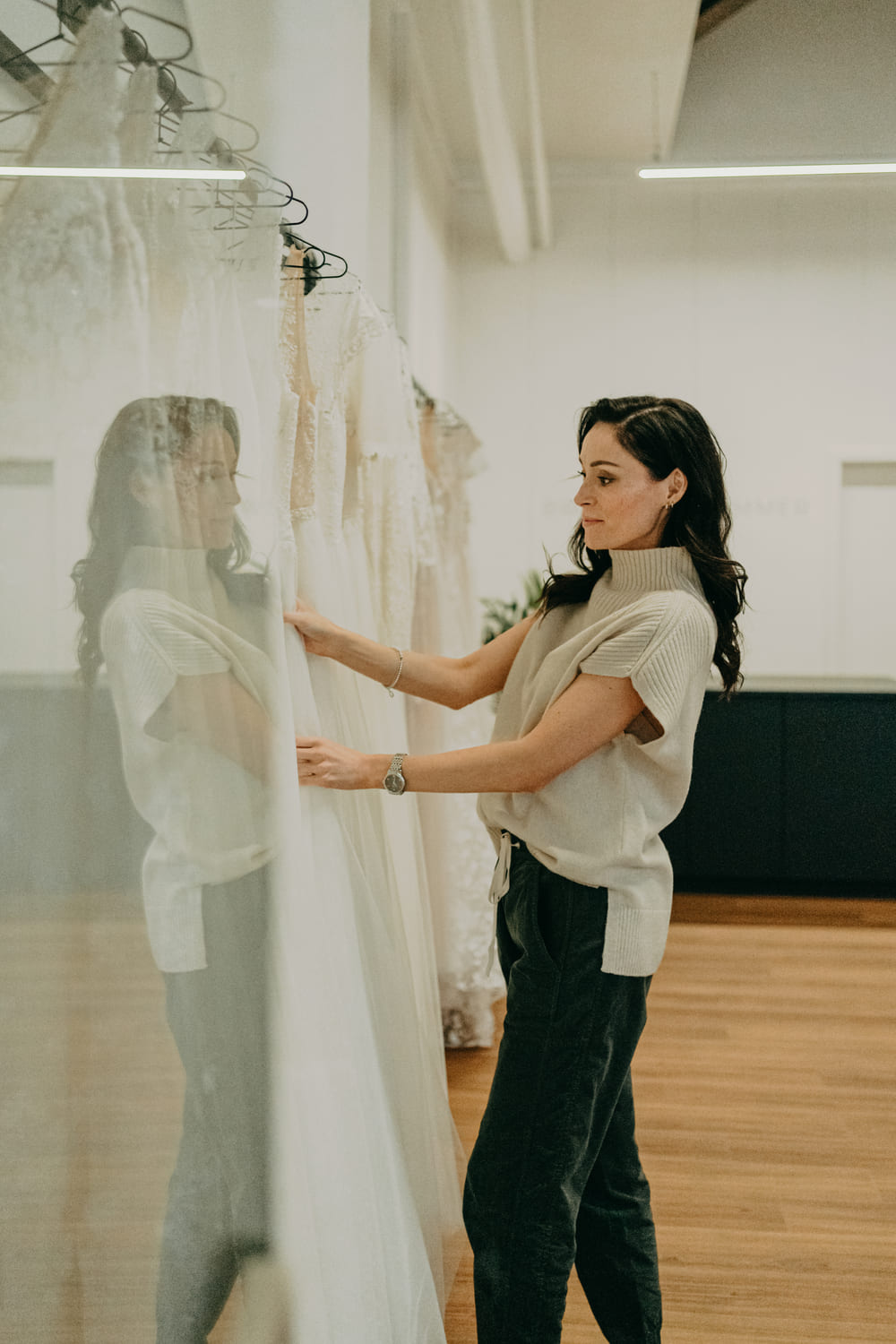 Vanessa und Saskia von DasBrautwohnzimmer rückt Brautkleider zurecht 