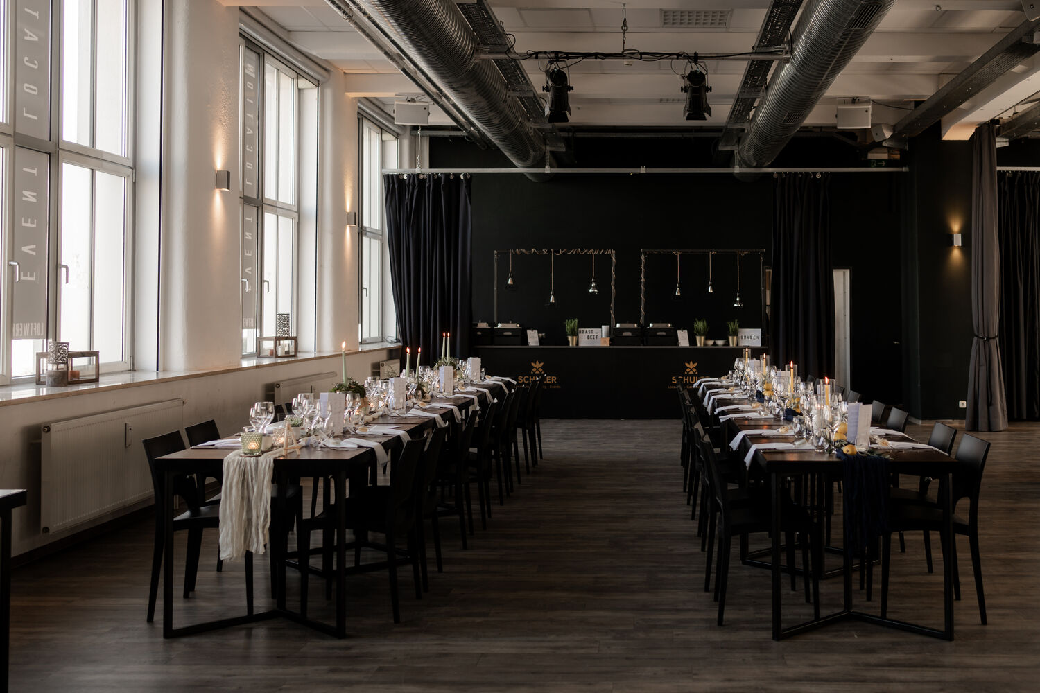 zwei gedeckte Tafeltische vor der Buffetzone im Loftwerk