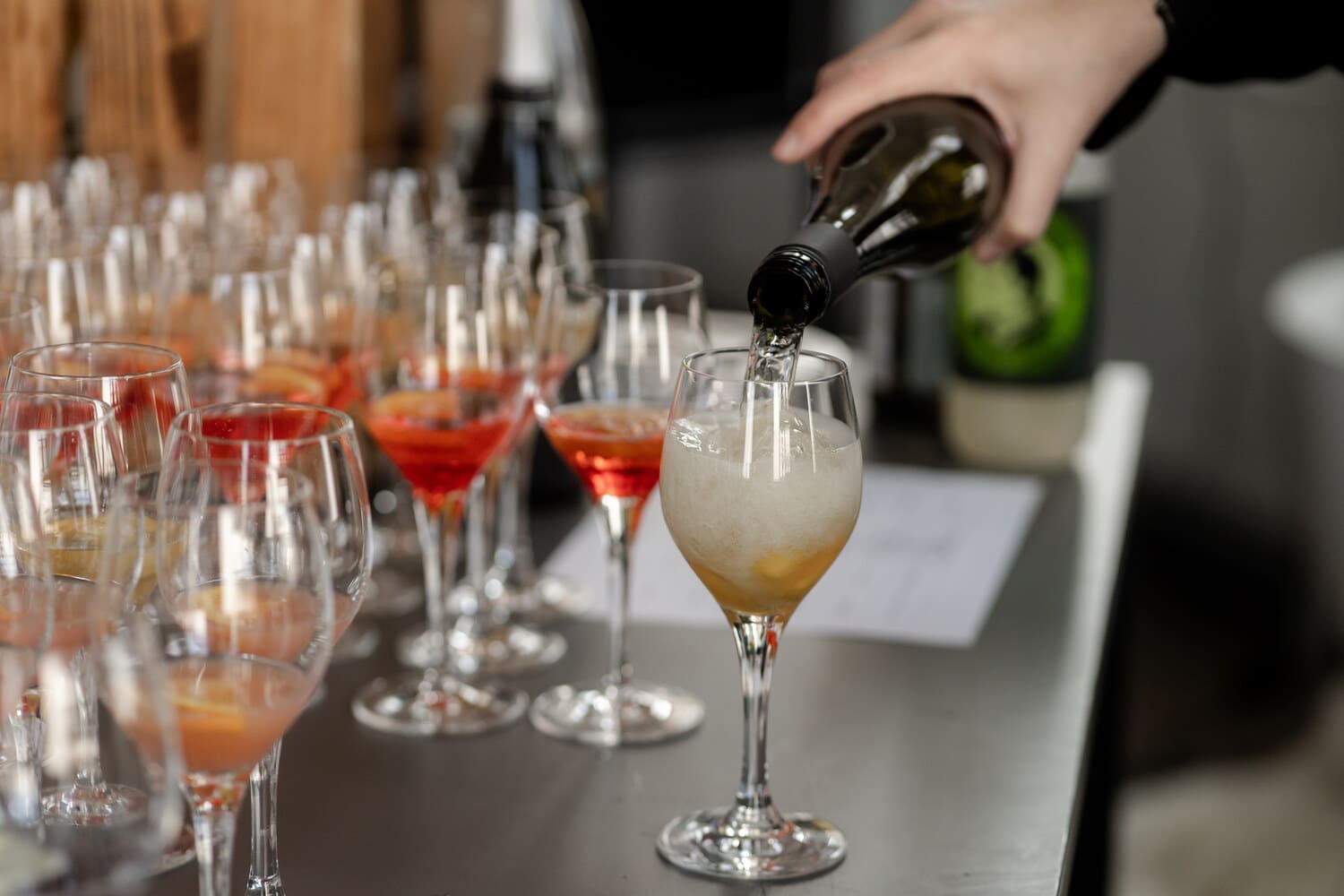 Apperitivs werden eingeschenkt 