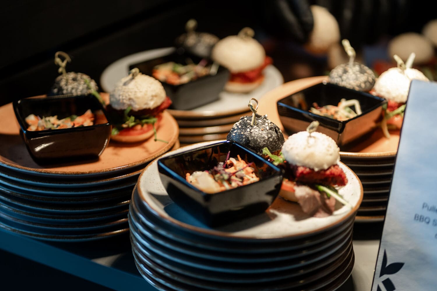 Gestapelte Teller mit fein angerichteten Speisen darauf