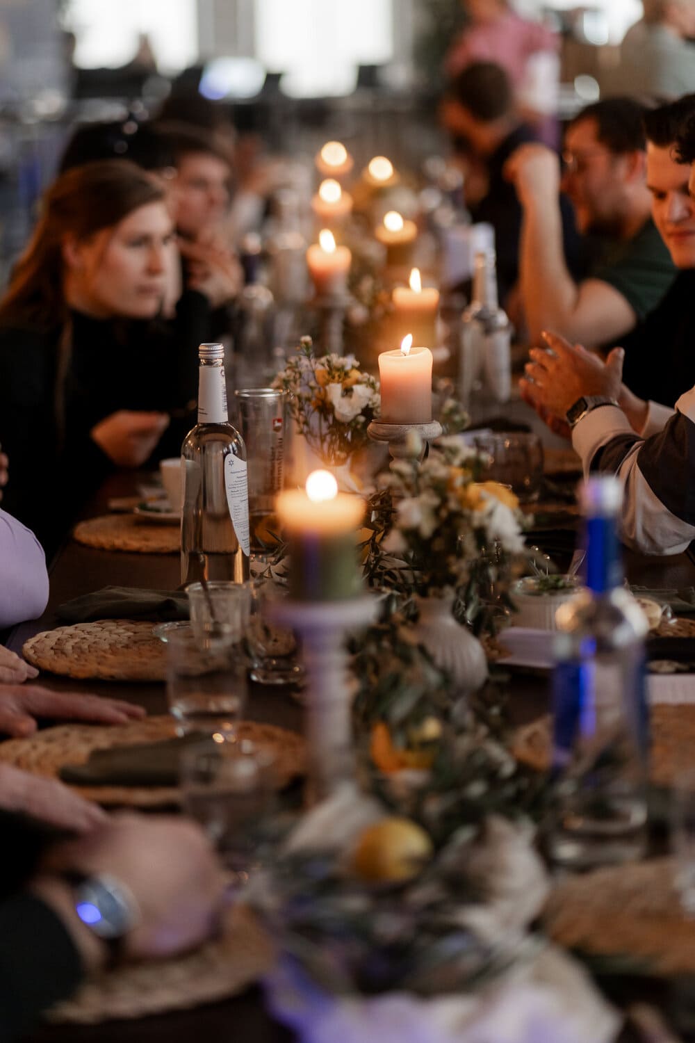 Dekorierter Tisch mit Kerzenschein und Gästen