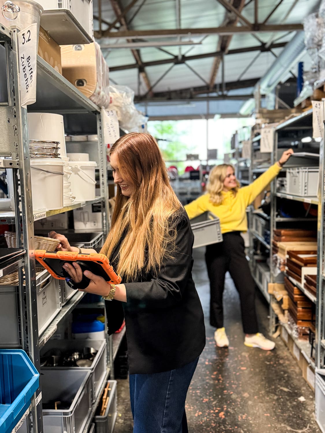 Auszubildende im Lager und sortiert Equipment