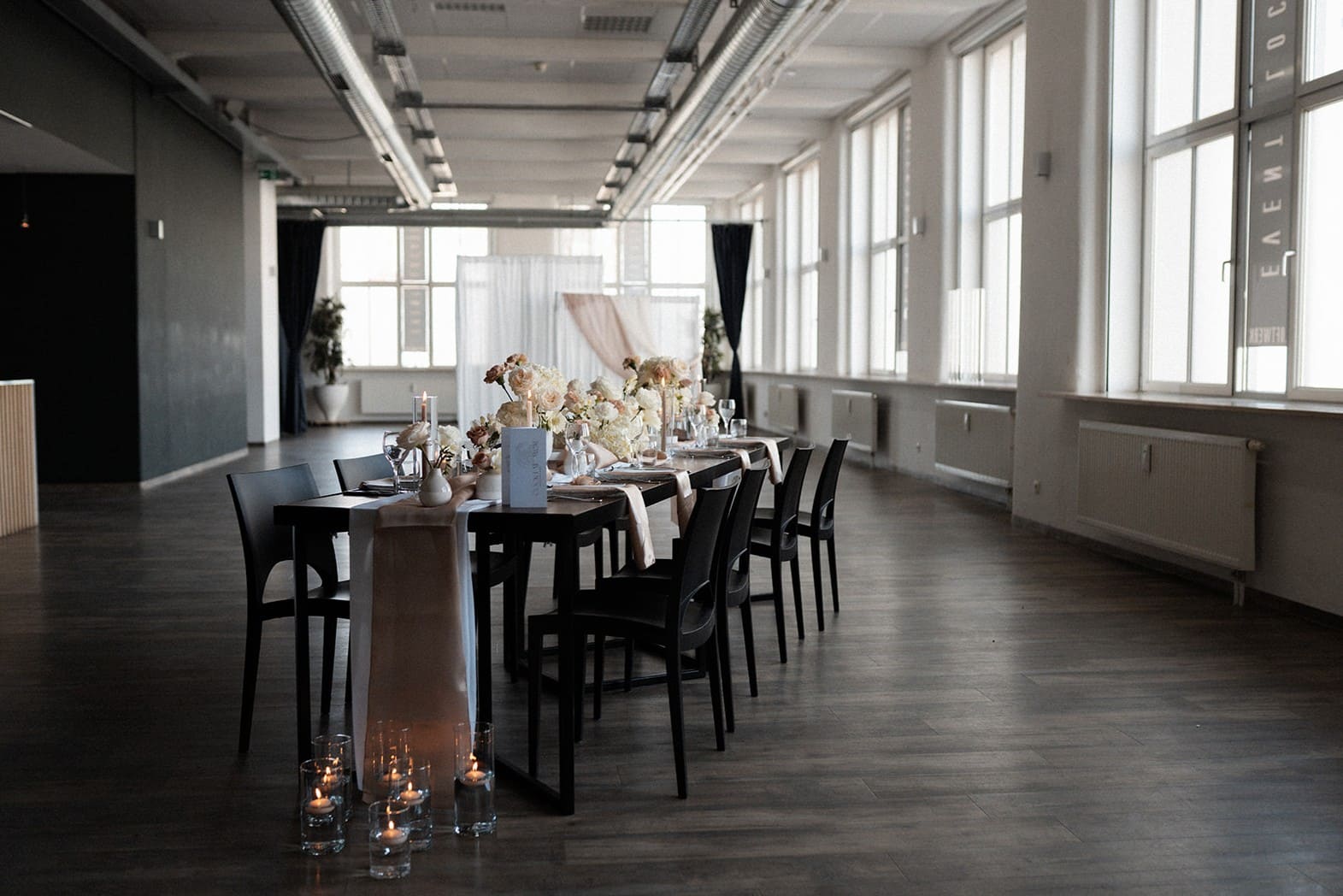 dekorierter Tisch in der Mitte vom Loftwerk
